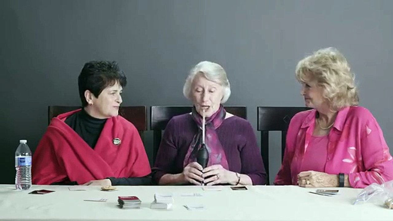 Des mamies fument du cannabis pour la première fois