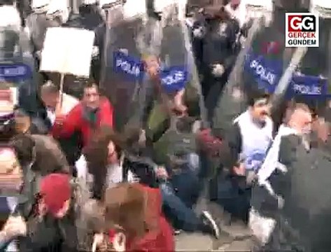 MECLİS ÖNÜNDE OTURMA EYLEMİ YAPMAK İSTEYEN SENDİKA ÜYELERİNE POLİS MÜDAHALESİ