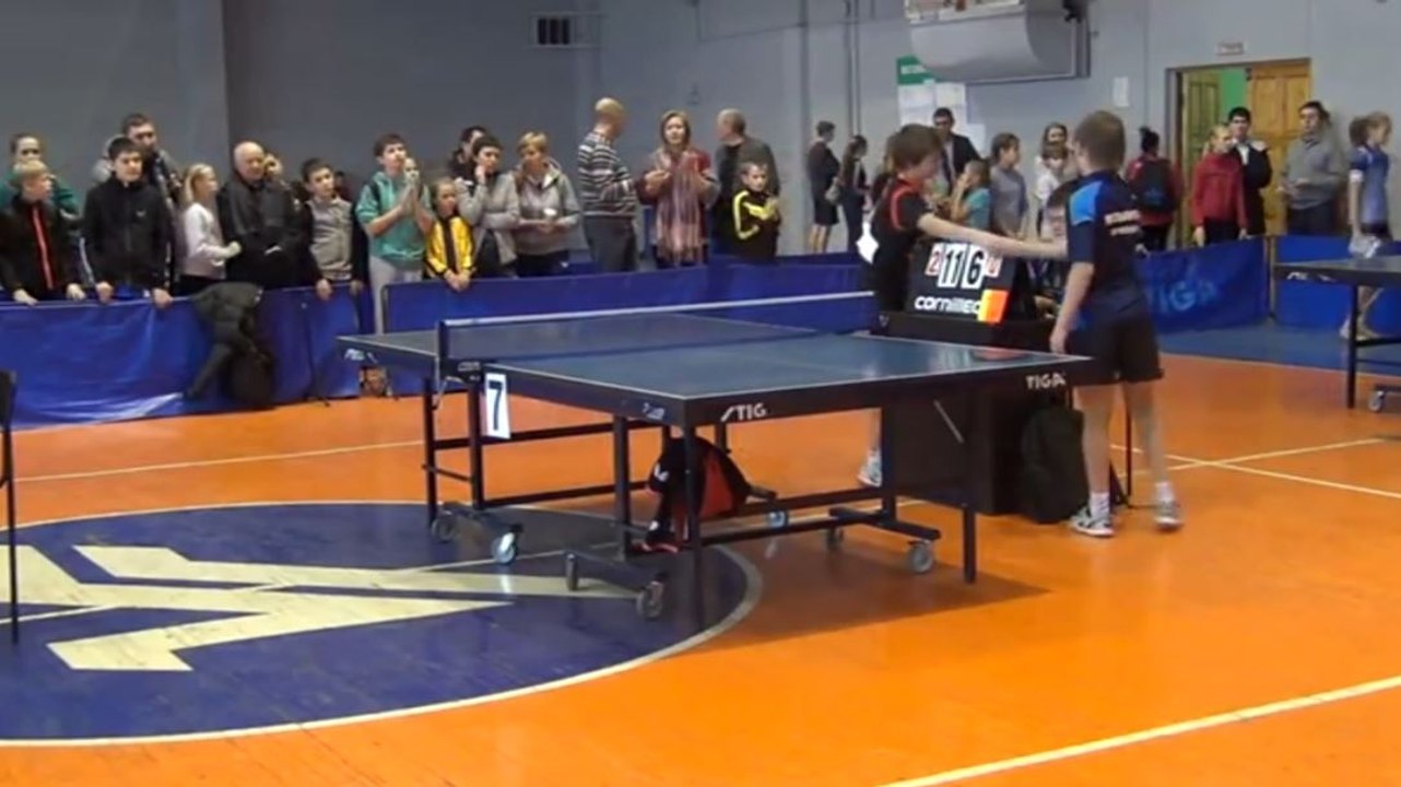 Mauvais perdant, il fait tomber l'arbitre de sa chaise