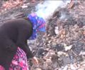 Elleriyle kazıyarak "hayallerini" aradı