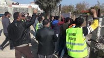 Gaziantep Paralarını Alamayan İnşaat İşçileri Yol Kapattı