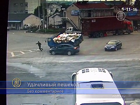 Видео: пешеход чудом не пострадал при аварии