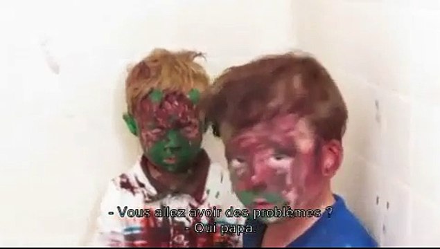 Il gronde ses fils et retient un gros fou rire