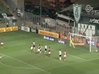 Paulo Victor salta para defender chute de Douglas Santos