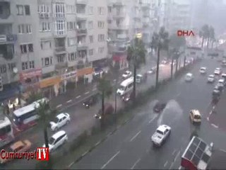 Aniden bastıran yağmur vatandaşları hazırlıksız yakaladı