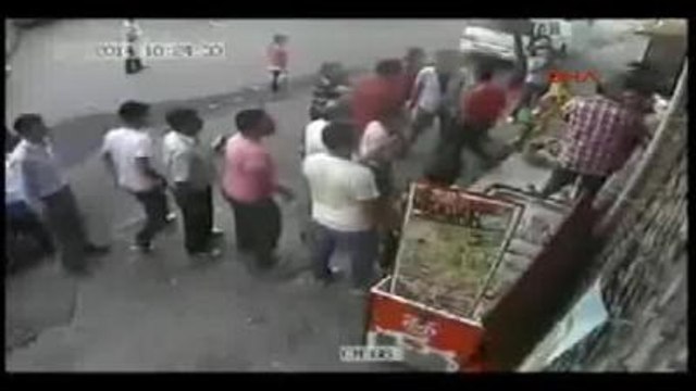 Uyuşturucu Sattığını Öne Sürdükleri Kişiyi Sokak Ortasında Böyle Dövdüler