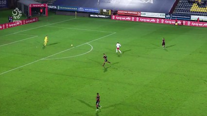 Ce goal fait un petit pont à l'attaquant