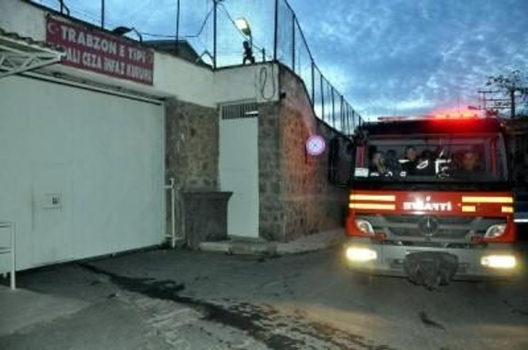 Trabzon'da Cezaevinde Yangın Çıktı, İtfaye Aracı Kapıda Sıkıştı -  Dailymotion Video