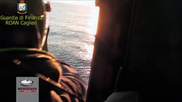 Guardia di Finanza di Cagliari soccorre in alto mare gommone con 5 migranti