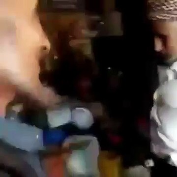 Deux chibanis jouent aux chats qui se disputent ...