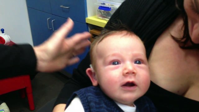 bébé d'2 mois entend pour la première fois!