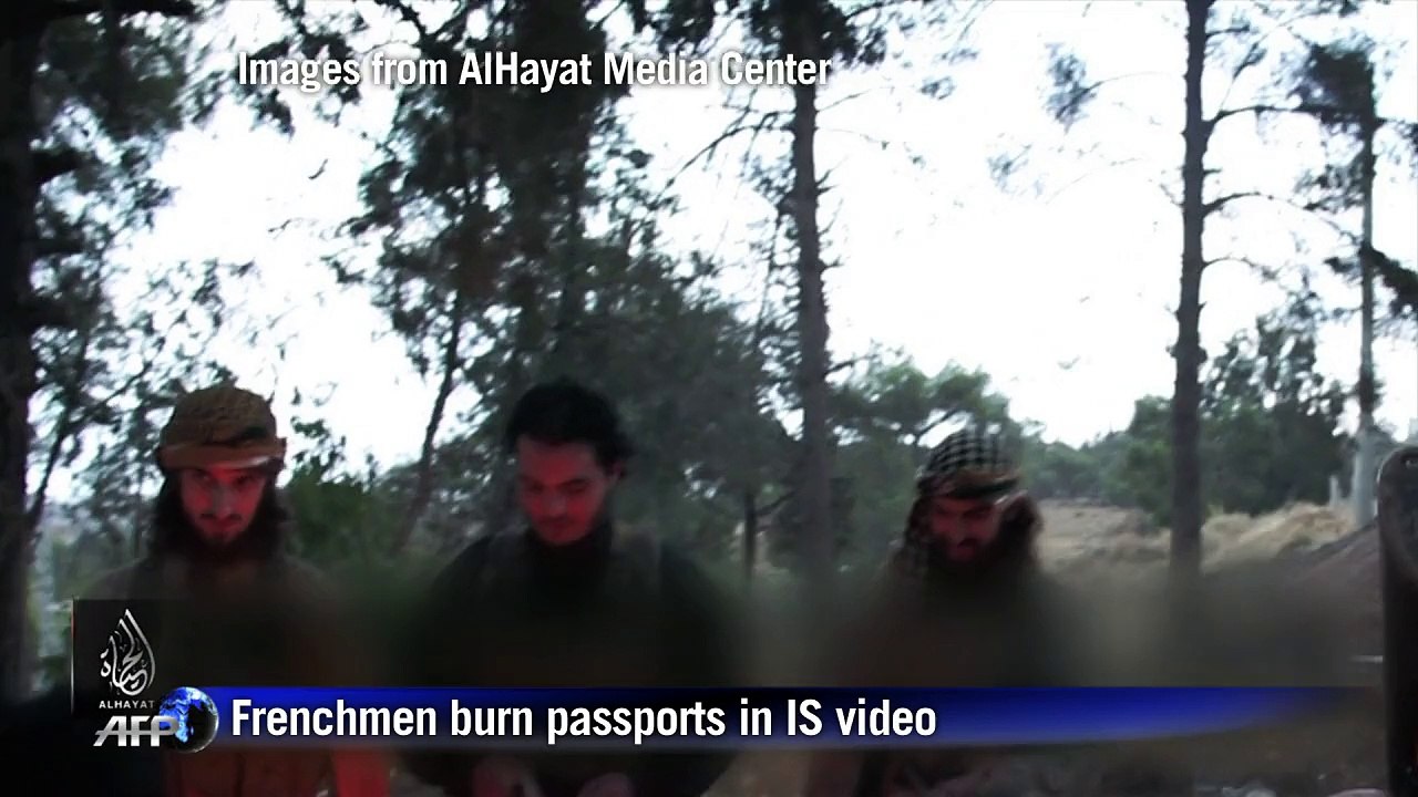 Frenchmen burn passports in IS video
