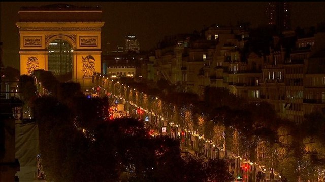 Omar Sy donne le coup d'envoi des illuminations de Noël sur les Champs Elysées