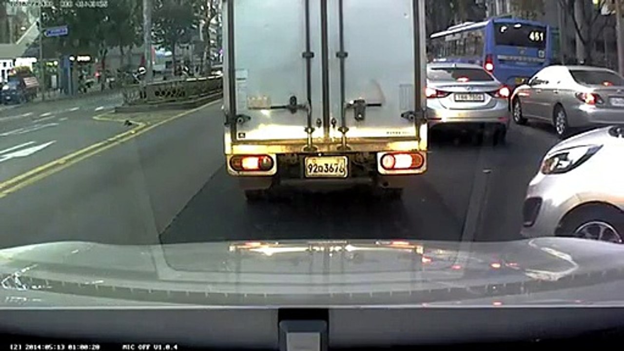 Un idiot tente de changer de voie dans des bouchons et provoque un accident