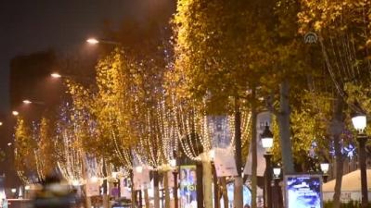 Champs-Elysees, 2014 Noel Kutlamaları Kapsamında Yeniden Işıklandırıldı