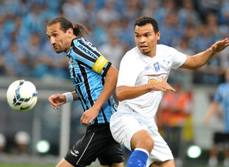 Descargar video: Mão na taça! Cruzeiro vence Grêmio de virada fora de casa