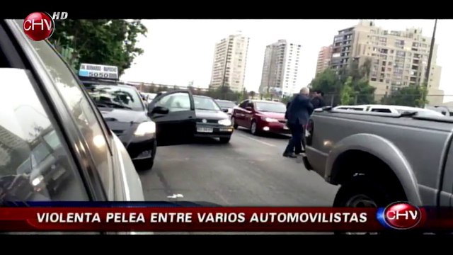 Violenta pelea de automovilistas terminó con un adulto mayor golpeado - CHV Noticias