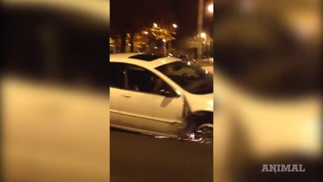 Un conducteur débile roule sur 3 roues... Oui, il en a perdu une en route!