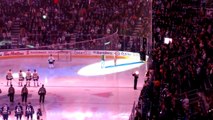 Quand les fans des Toronto Maple Leafs chantent l'hymne national pour aider le chanteur qui n'a plus de micro! Magique...