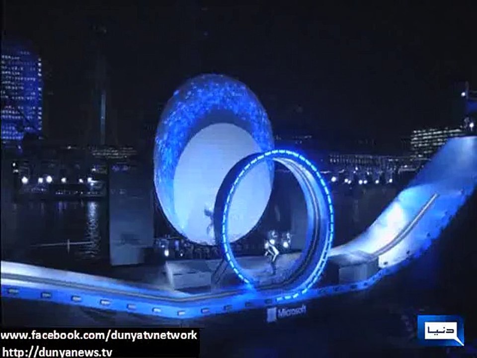 Dunya News - Stunt biker's loop-the-loop on floating Thames barge