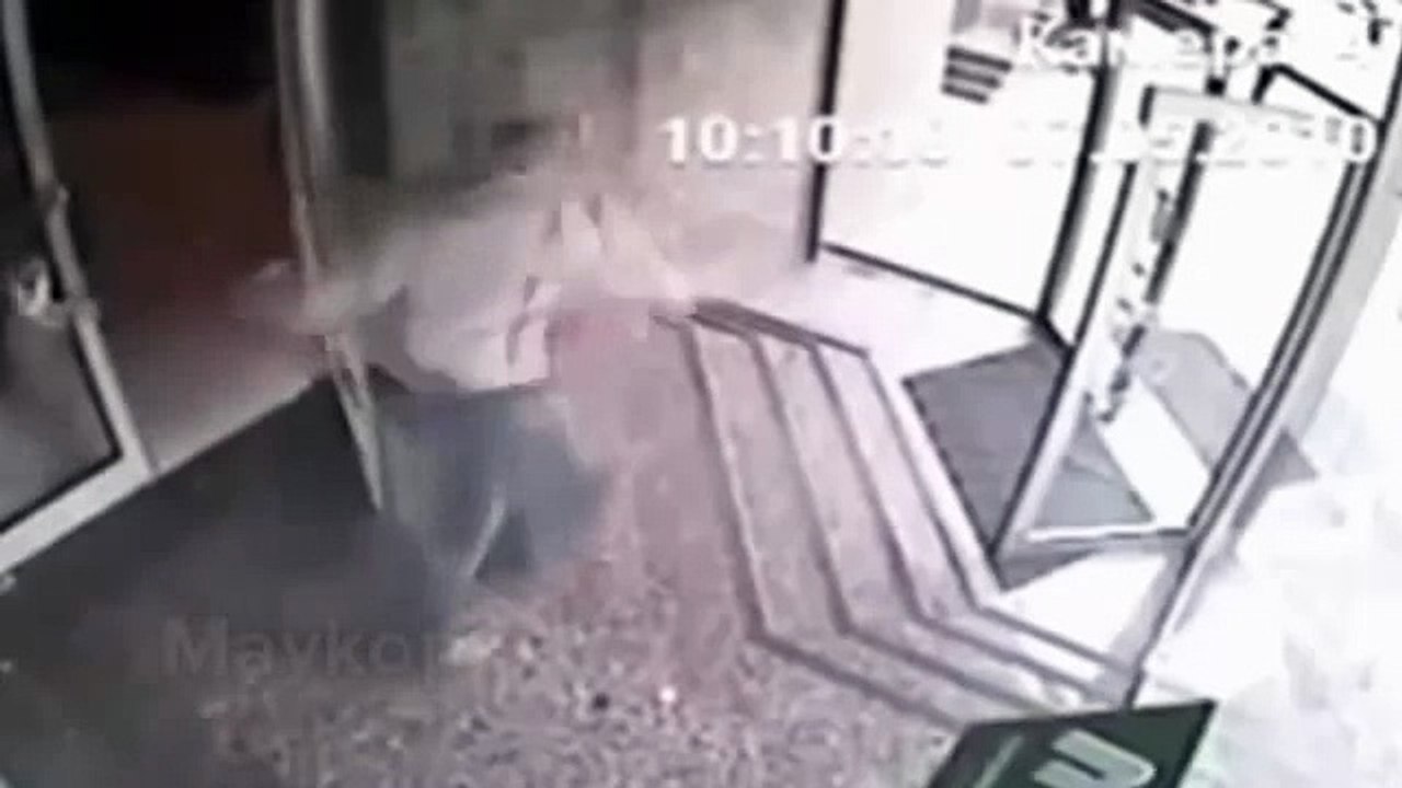 Adam Hergün Aynı Kapıdan Çıkmaktan Sıkılmış