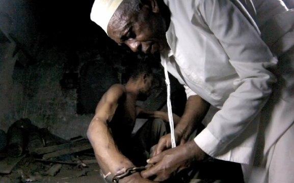 Les malades mentaux des Comores, enchaînés par leurs familles