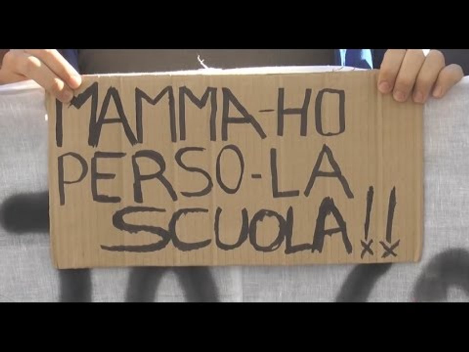 Napoli - Gli studenti del Geometra tornano a protestare davanti Provincia (20.11.14)