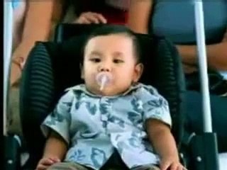 Çapkın bebek izleyenleri güldürüyor