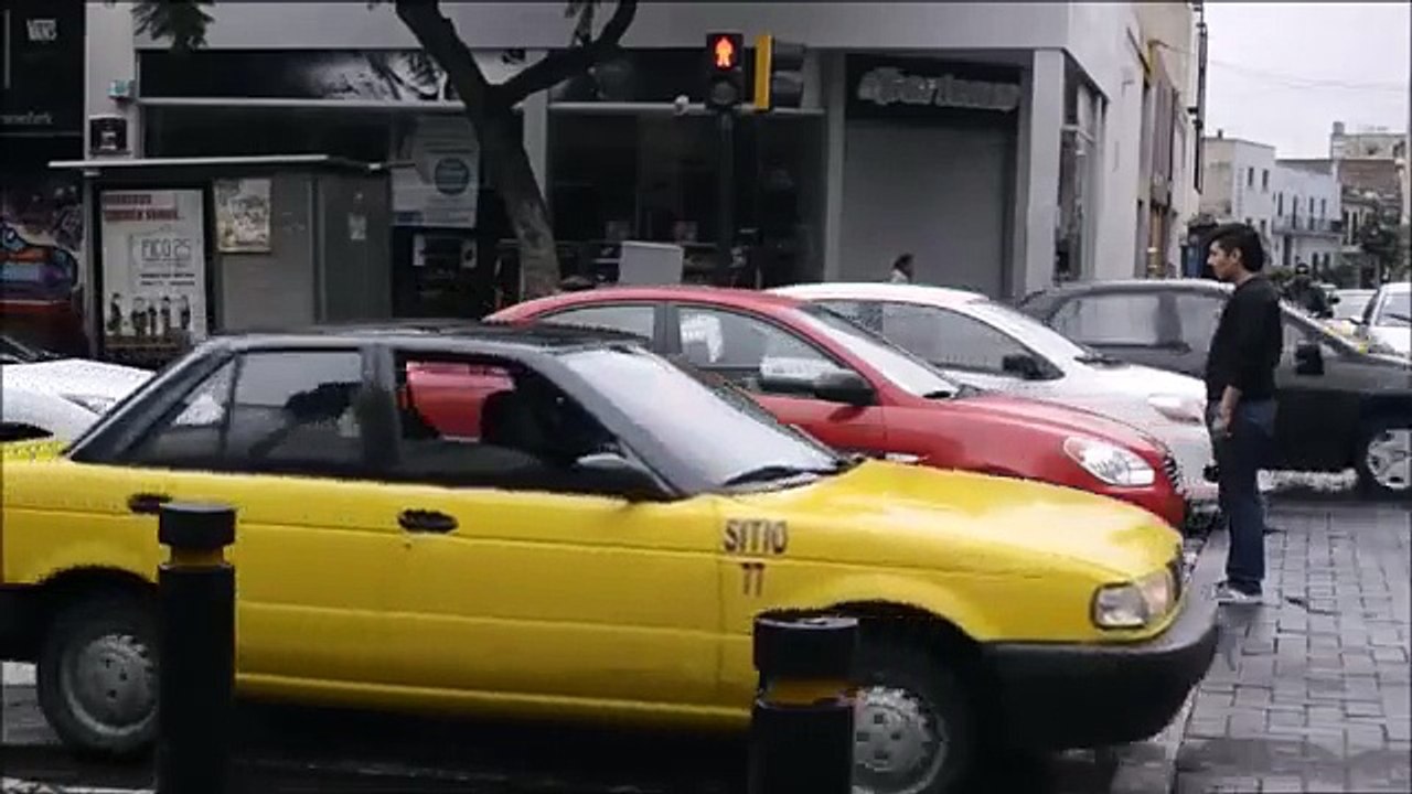 Un piéton dresse des automobilistes qui empiètent sur le passage piéton