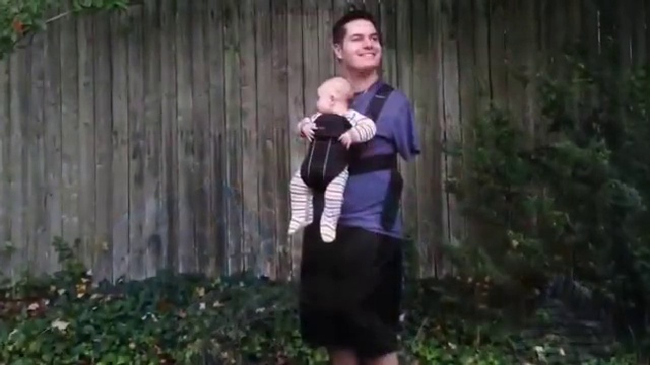 Il n'a pas de bras et prend soin de son bébé !