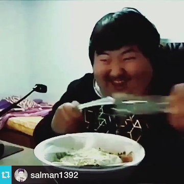 Un chinois se prend un fou rire totalement incontrolable