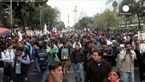 اشتباكات عنيفة في شوارع المكسيك على خلفية اختفاء 43 طالبا