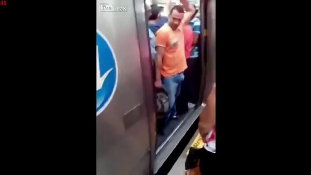Il se coince son pénis dans les portes du métro