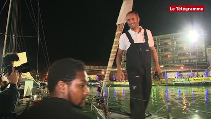 Скачать видео: Route du Rhum. L'arrivée de Fabrice Amédéo sur SNCF Géodis-Newrest