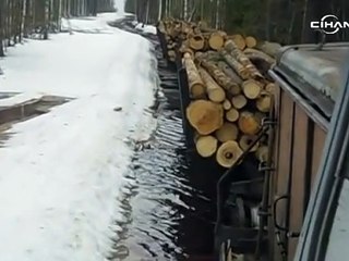 Rusya’da suda “yüzen” trene binmek yürek ister