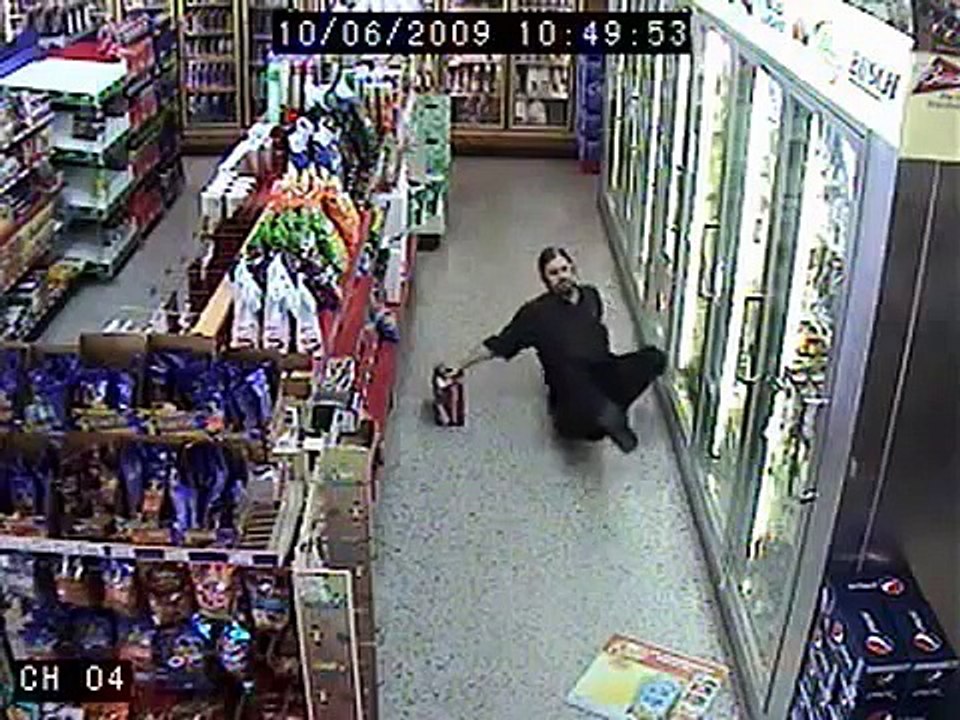 Un mec bourré essaye d'acheter une bière !