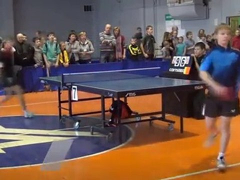 Déçu par sa défaite, ce jeune pongiste passe ses nerfs sur l’arbitre.