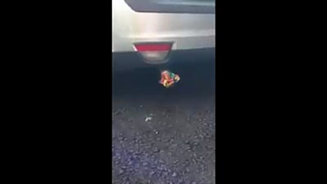 Une voiture avec des sifflets dans le pot d'echappement