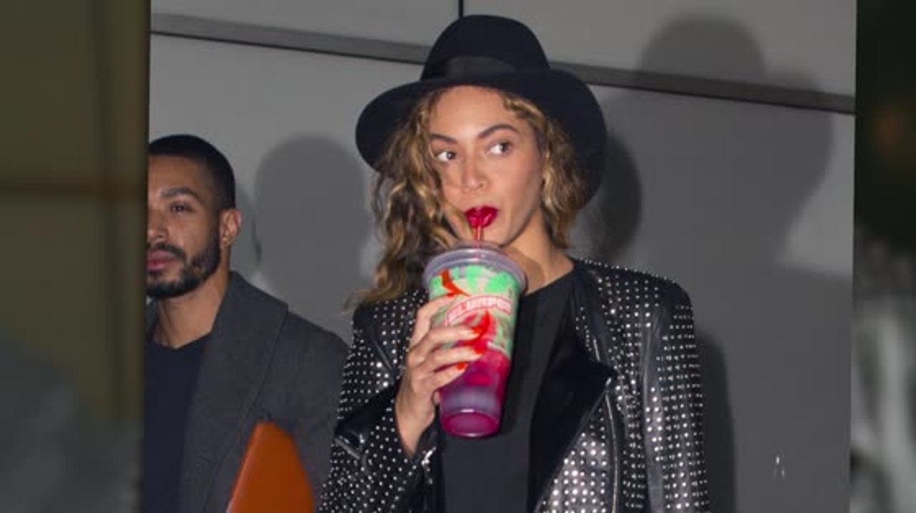 Beyoncé genießt ein zuckeriges Getränk, nachdem es neue Berichte von Beziehungsproblemen gab