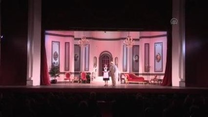 Lüküs Hayat" İzmir'de Sahnelendi