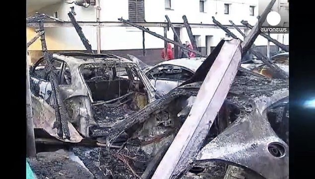 Carros de luxo queimados em Moscovo