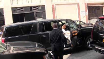 Jessica Alba is hot in white pants