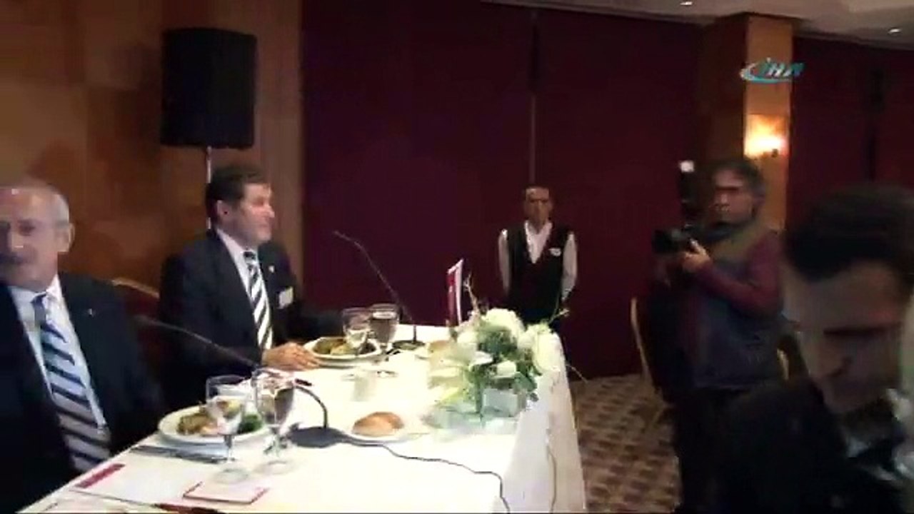Katıldığı toplantıda gazetecileri kovdular