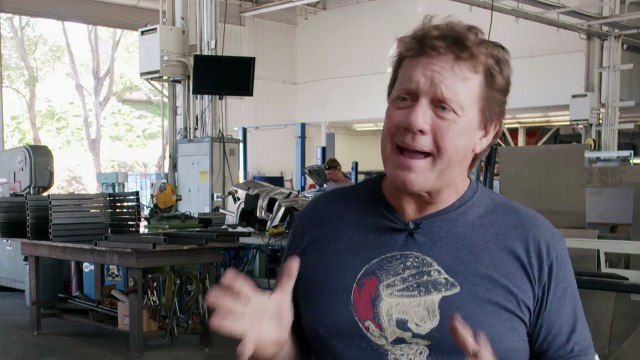 (Coulisses) Un camion saute par-dessus une Formule 1