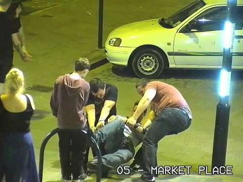 Des jeunes anglais saouls ont décidé de détordre une barre métallique!