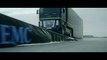 Un camion poids lourd saute au dessus d'une formule 1 pour une pub Lotus F1 Team et EMC