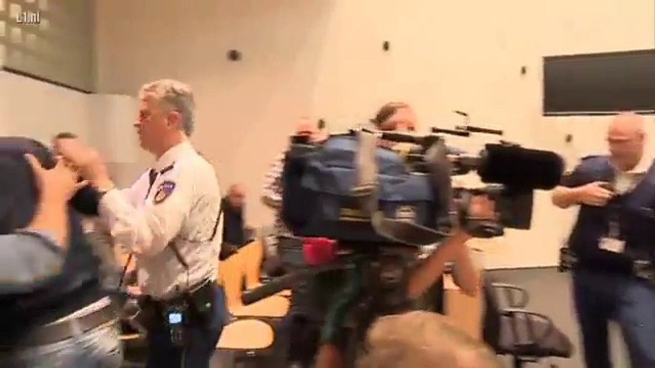 Dégoutté pas son verdict trop clément, Il jette une chaise sur le juge!