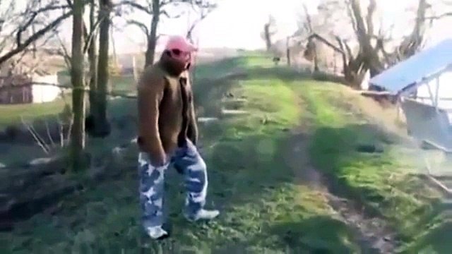 Buz tutmuş göle balıklama atladı