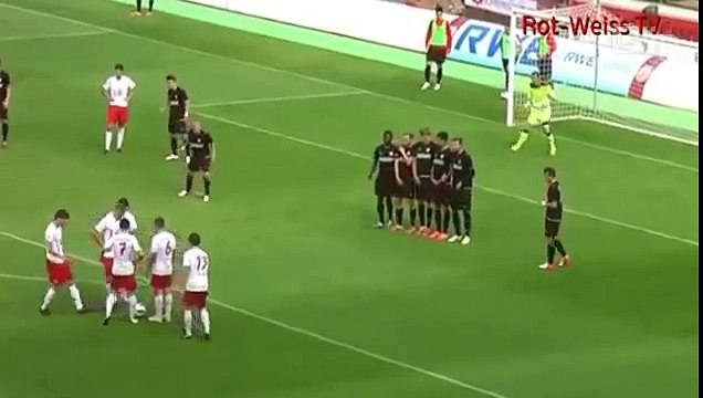 Pha dàn xếp sút phạt 'dị' nhất bóng đá Đức