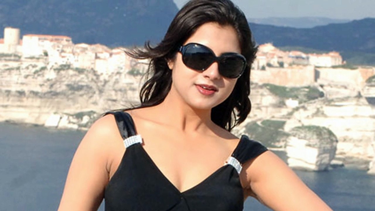 Keerthi Chawla hot exposure